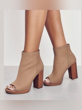NIB! Stephen Ella back zipper, peekaboo toe, heeled booties size 9